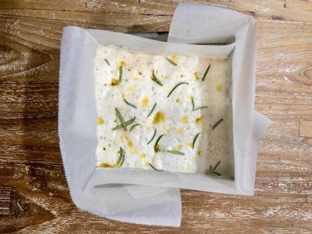 表面にオリーブオイルを回しかけ、ローズマリー の葉・岩塩を散らし焼く。