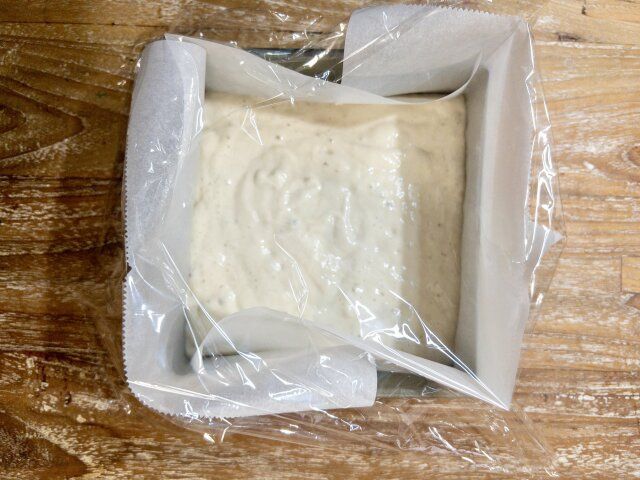 スクエア型にクッキングシートを敷き生地を流し入れ、ふんわりラップをする。