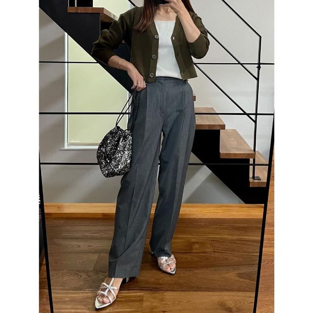 ウォッシャブルクロップドカーディガンとパンツを着用したコーデ