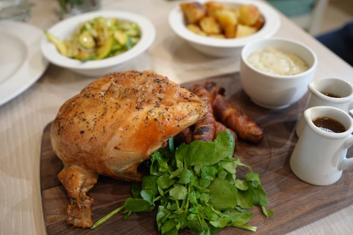 ファームで育てた鶏肉で作るチキンローストは美味。