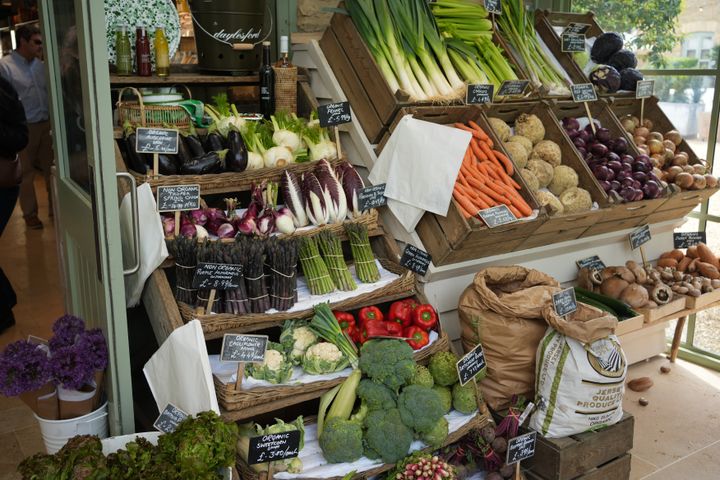 ファームショップに並ぶ採れたての野菜。