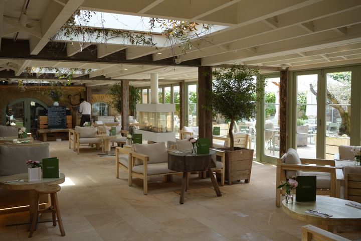 レストラン「THE TROUGH」は自然光が入るナチュラルな雰囲気が魅力。