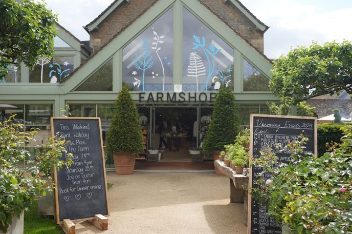 緑が溢れているファームショップの入り口。