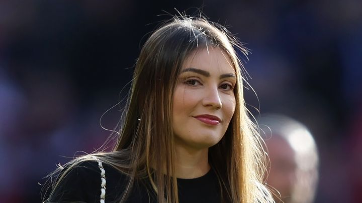 批判される夫を“無言”で擁護…カゼミロ妻の投稿画像が話題