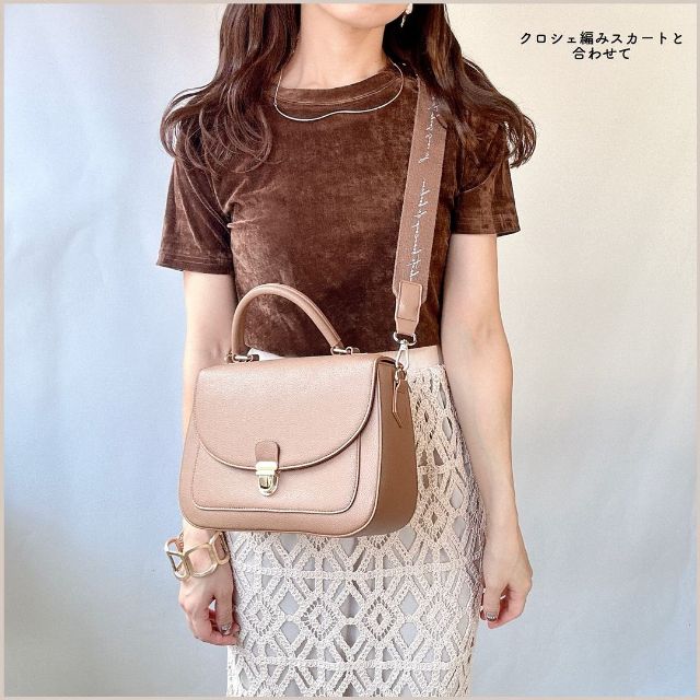 TシアーベロアTを着用している