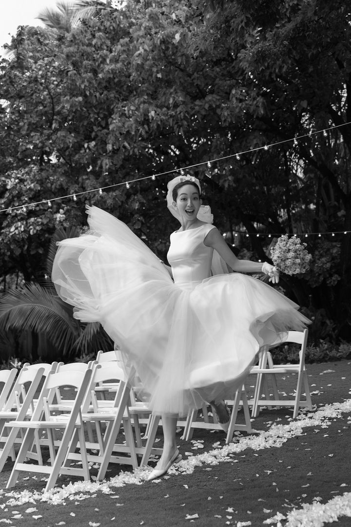 芝生の上を飛んだり跳ねたり、自由な動きが似合うドレス