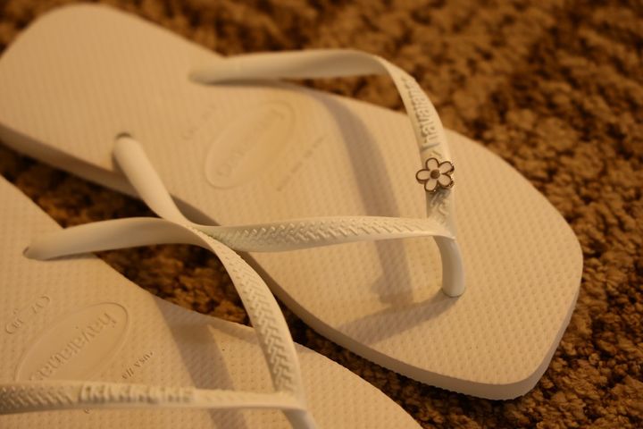 足元はハワイアナスのビーチサンダル。ハッピーなフラワーのデコレーションをポイントに