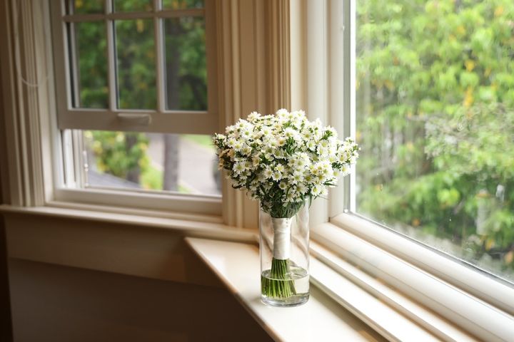 ナチュラルな小花をきゅっとコンパクトにまとめたブーケも、ヘプバーンのスタイルをイメージ