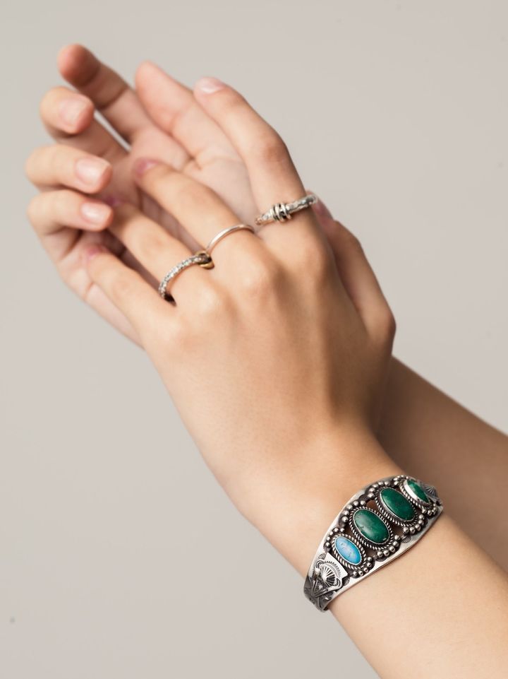 左 リング￥341,000（ロンハーマン別注） 右 リング￥86,900／スピネリキルコリン バングル￥341,000／RH ジュエリー