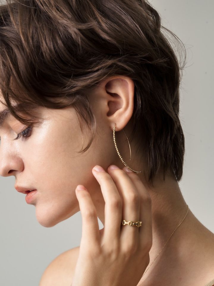 ピアス ￥121,000／ミズキ リング ￥396,000／ホーセンブース