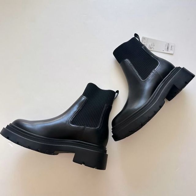 黒のリブニットソックスブーツ