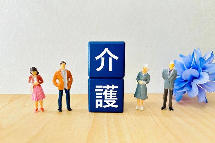 義理の親の介護、誰が行っている？誰が担うべきだと思う？