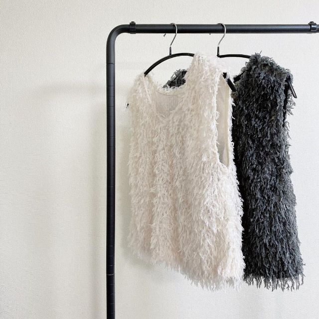 グレーのシャギーベストの質感