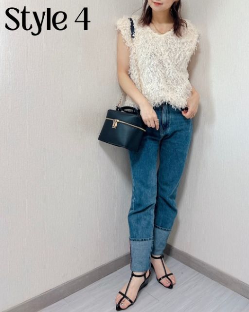 白のシャギーベストとデニムパンツのコーデ