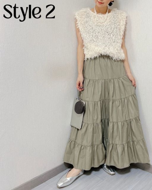 白のシャギーベストとティアードスカートのコーデ