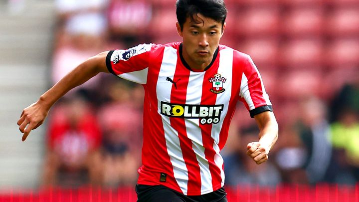 菅原由勢の新天地！サウサンプトンの新ユニフォームは全部「迷彩柄」デザイン その理由は“軍艦”だった