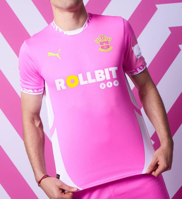 菅原由勢の新天地！サウサンプトンの新ユニフォームは全部「迷彩柄」デザイン その理由は“軍艦”だった