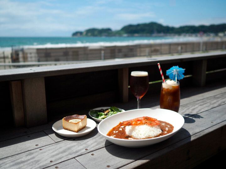 湘南さんぽの途中に立ち寄りたい絶景カフェ♪材木座ビーチが目の前のテラス席でのんびりランチを「材木座Cafe75th」