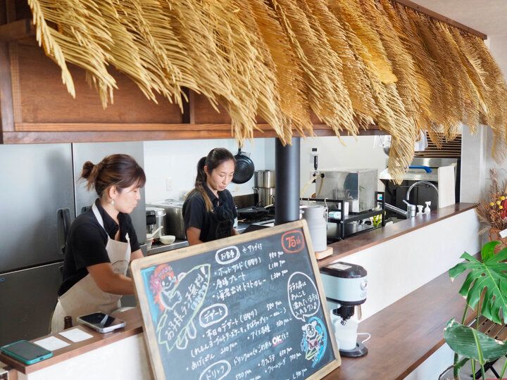 湘南さんぽの途中に立ち寄りたい絶景カフェ♪材木座ビーチが目の前のテラス席でのんびりランチを「材木座Cafe75th」