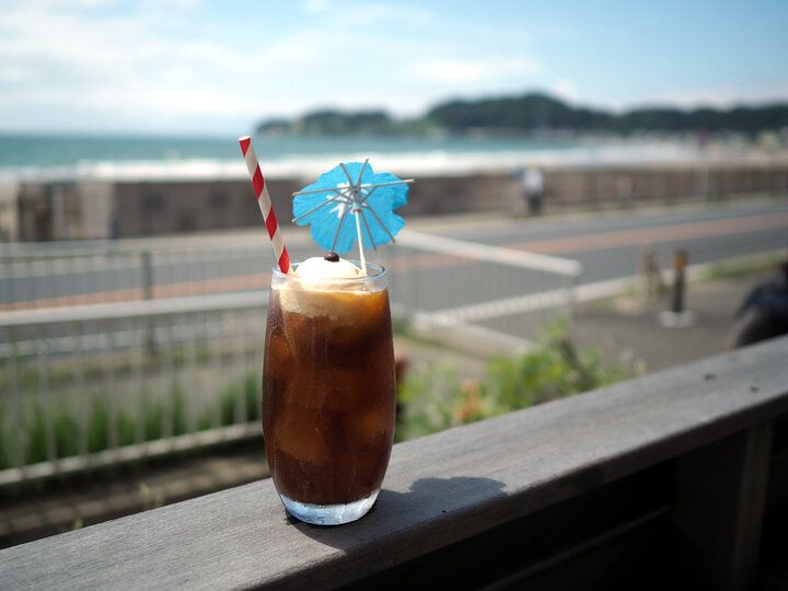 湘南さんぽの途中に立ち寄りたい絶景カフェ♪材木座ビーチが目の前のテラス席でのんびりランチを「材木座Cafe75th」