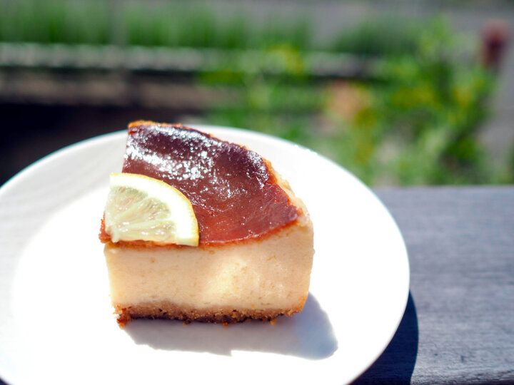 湘南さんぽの途中に立ち寄りたい絶景カフェ♪材木座ビーチが目の前のテラス席でのんびりランチを「材木座Cafe75th」