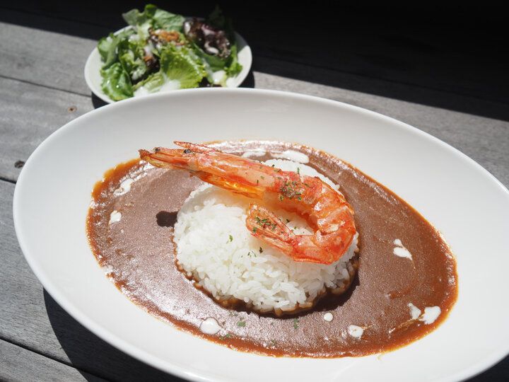 湘南さんぽの途中に立ち寄りたい絶景カフェ♪材木座ビーチが目の前のテラス席でのんびりランチを「材木座Cafe75th」