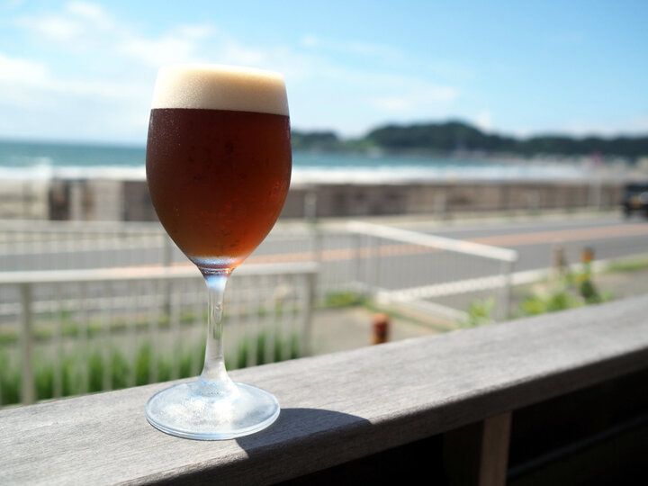 湘南さんぽの途中に立ち寄りたい絶景カフェ♪材木座ビーチが目の前のテラス席でのんびりランチを「材木座Cafe75th」