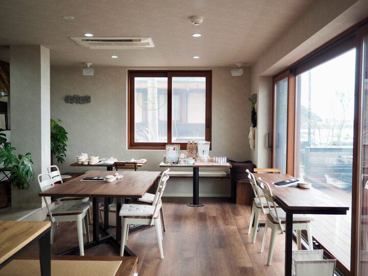 湘南さんぽの途中に立ち寄りたい絶景カフェ♪材木座ビーチが目の前のテラス席でのんびりランチを「材木座Cafe75th」