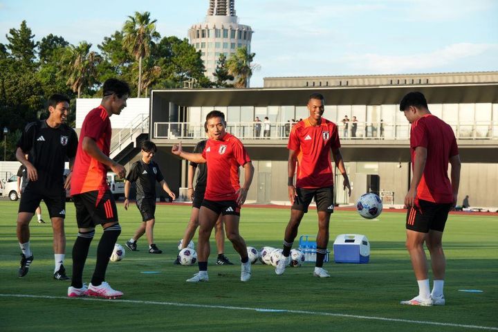 日本代表DF長友佑都、長谷部誠新コーチは「いい感じに整えてくれている」W杯アジア最終予選に向けて活動開始！