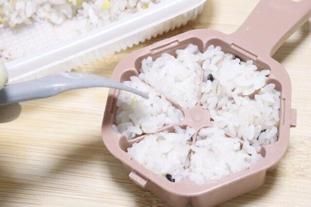 ダイソーの時短になるふってポンふりふり三角おにぎり（6個用）