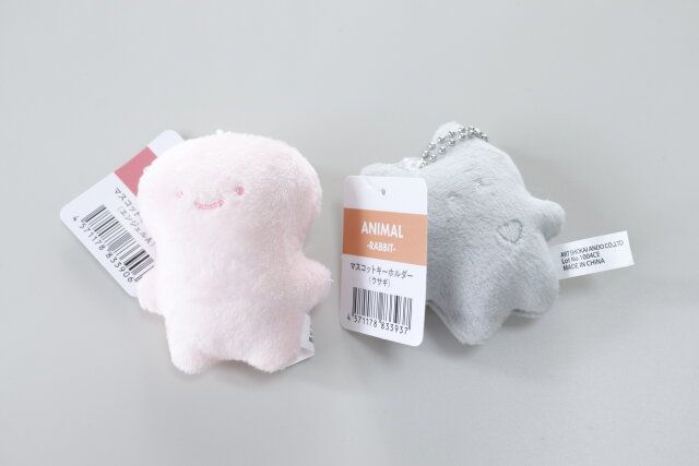 ダイソーのマスコットキーホルダー（エンジェルA）とマスコットキーホルダー（ウサギ）のパッケージ