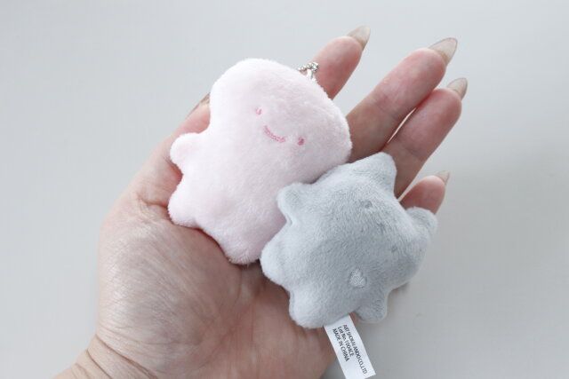 ダイソーの手のひらサイズなマスコットキーホルダー（エンジェルA）とマスコットキーホルダー（ウサギ）