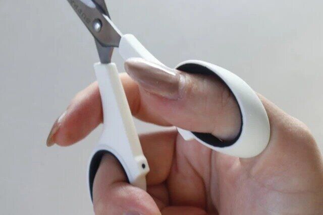 ダイソー 指にフィットする文具ハサミ 使用例