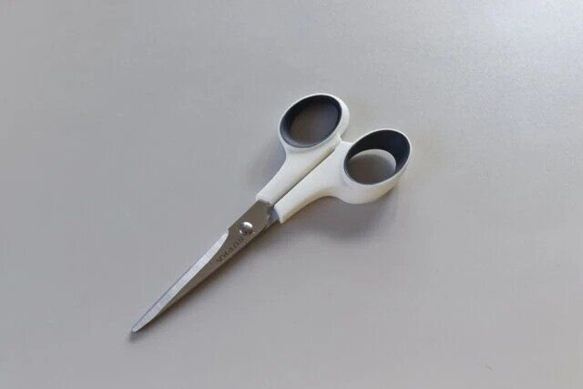 ダイソー 指にフィットする文具ハサミ