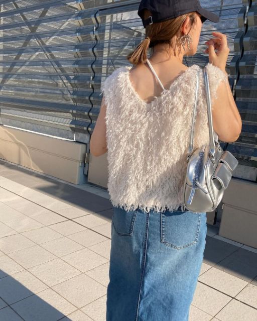 白のシャギーベストを着用した後ろ姿