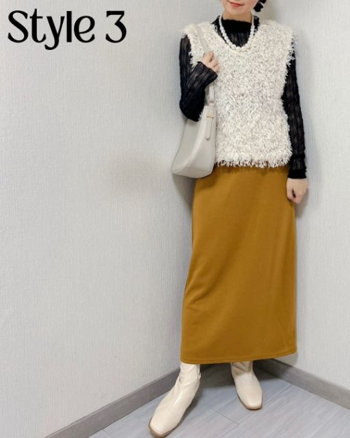 白のシャギーベストとカラースカートのコーデ