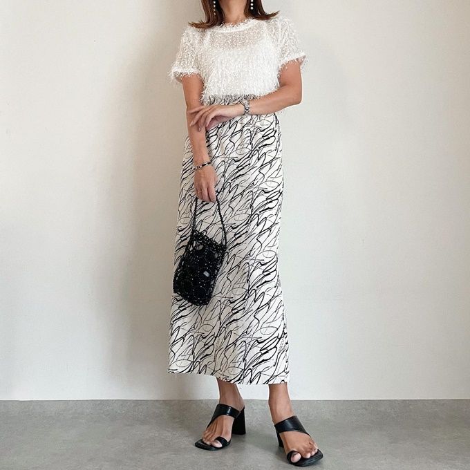 しまむらのホワイトの「リボンフリンジファープルオーバー」×カットオフプリントプリーツロングスカート