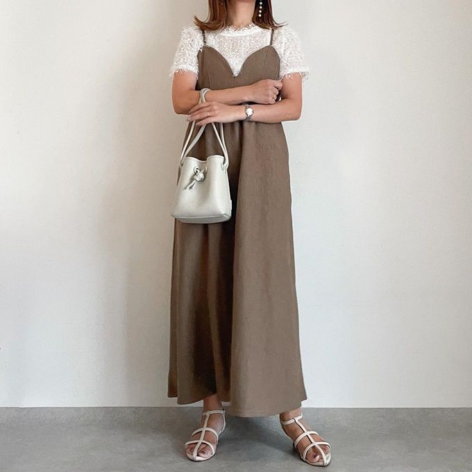 しまむらのホワイトの「リボンフリンジファープルオーバー」×ウェーブジャガードキャミワンピース