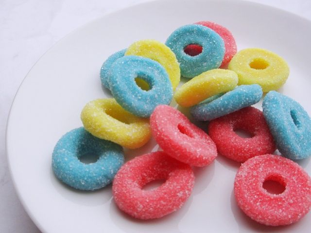 皿に出したカラーリンググミ ビビッド