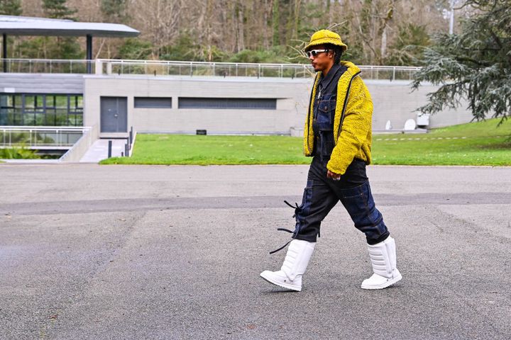 日本好きのクンデ、最新ファッションが話題！女性用アイテムを着こなす！？