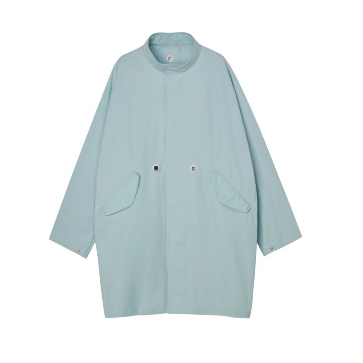 モンクレールが開発したウォッシュドリサイクルヘビーコンパクトナイロンを使用したデザイン。ラブフロムとのコラボレーションのために特別に開発された糸染めはタスラン加工（圧縮空気で糸をテクスチャー化する加工でマットで天然繊維のような風合いが特徴）が施されている。各アイテムは 1 枚の生地から作られ、ファスナーによって繋がったシームレスな構造となっている。 パーカ ￥381,700／LOVEFROM, MONCLER（モンクレール ジャパン）