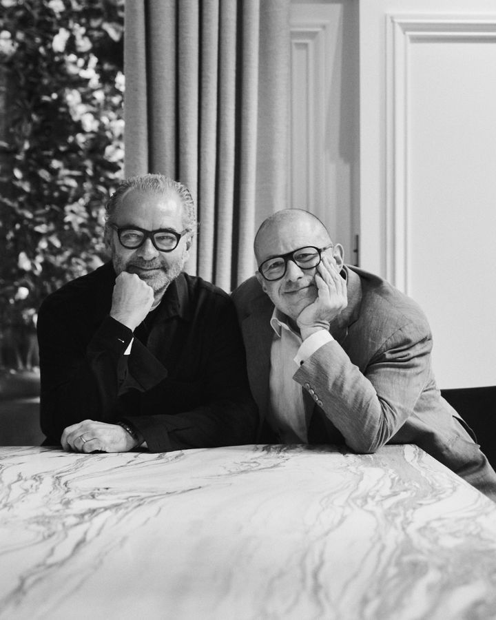 モード界に新風を吹き込む知的なコラボレーションが実現。ジョニー・ アイヴ（右）とモンクレールの会長兼 CEO レモ・ルッフィーニ（左）。