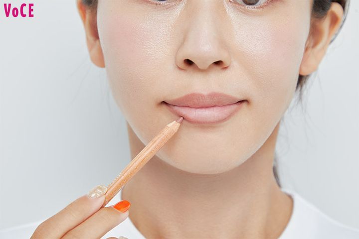 リップライナーで輪郭を整える