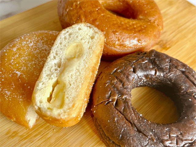 セブン-イレブン「お店で揚げたドーナツ」カスタード・チョコ・メープル