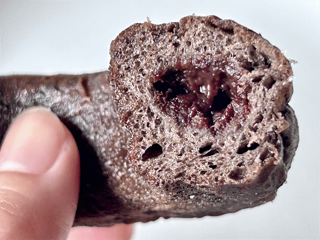 セブン-イレブン「お店で揚げたドーナツ」チョコ断面