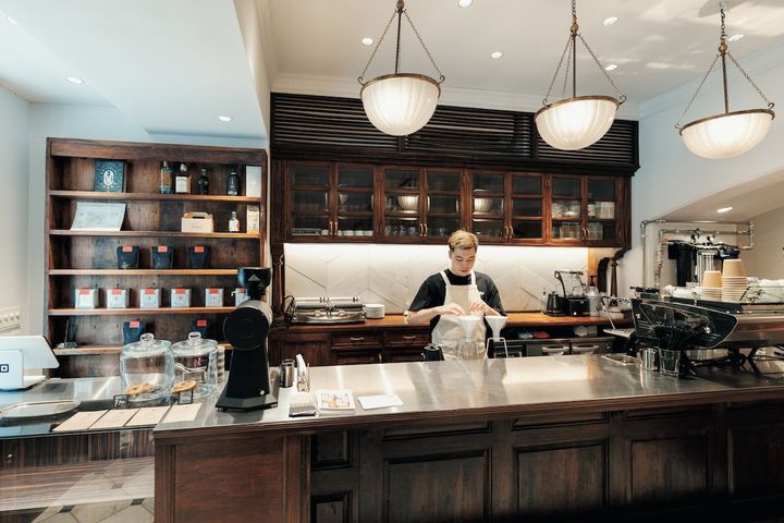 内装に重厚なウッドを使用し、店内はミッドセンチュリーな雰囲気