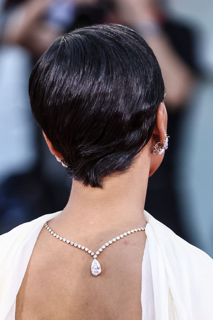 首すじを美しく魅せるピクシーカットとの相性も抜群。