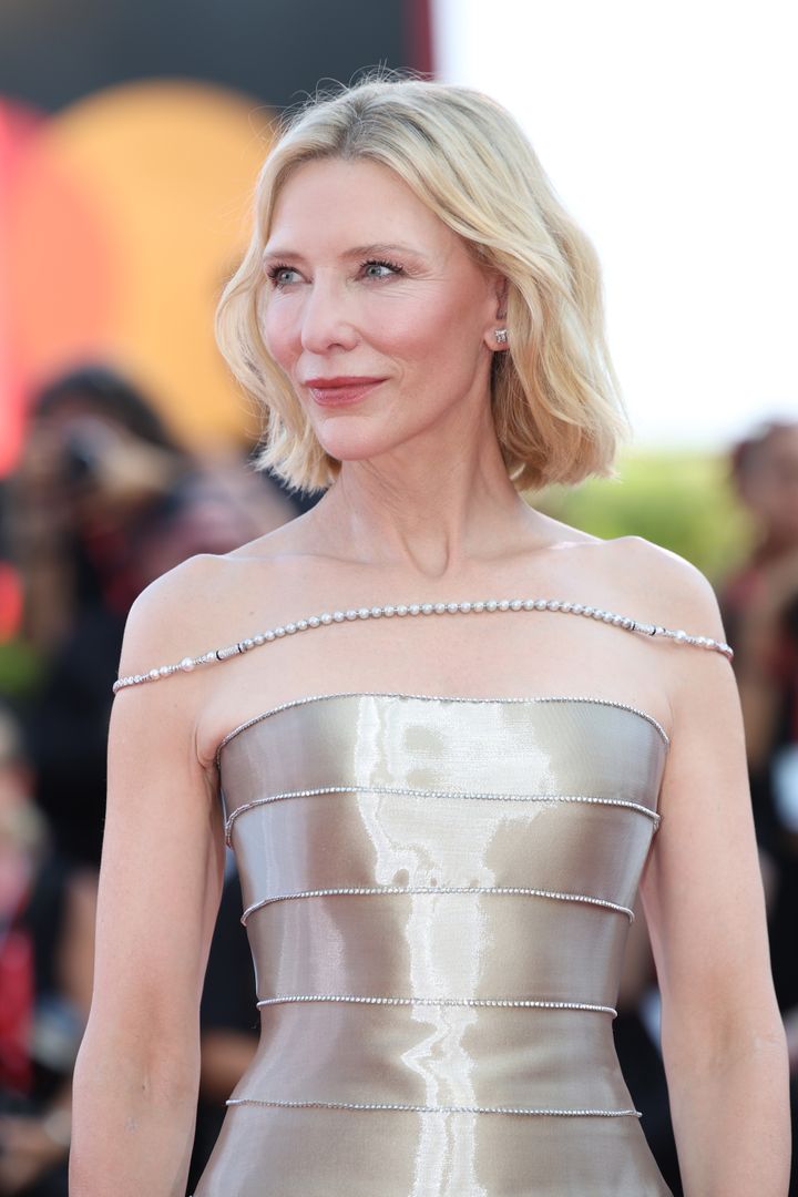 『ビートルジュース ビートルジュース』のプレミアにて。肩には第77回カンヌ国際映画祭でも着用したルイ・ヴィトンによるパールネックレスがかけられていた。