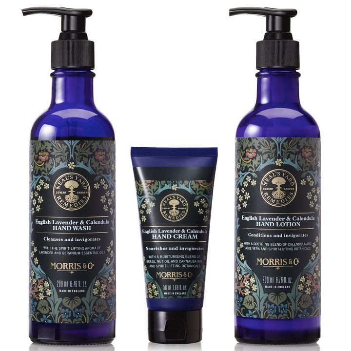 〈左から〉ウィリアム・モリス イングリッシュラベンダー＆カレンデュラ ハンドウォッシュ 200ml ￥4,730 同 ハンドクリーム 50ml ￥4,290 同 ハンドローション 200ml ￥4,950（すべて11月13日より限定発売）