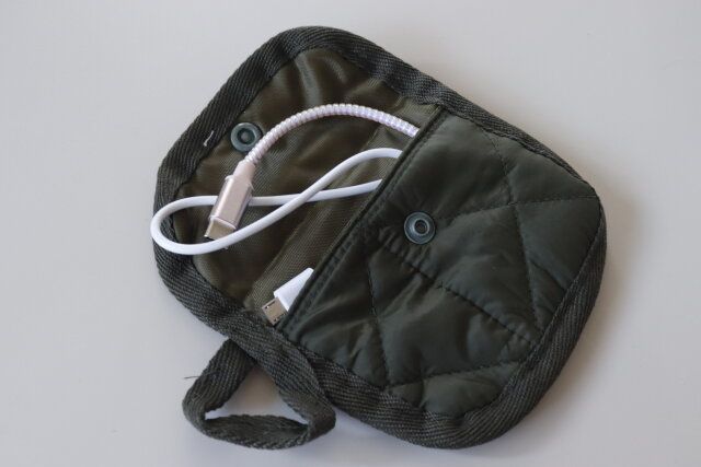 ダイソー キルトコンパクトマルチポーチ 使用例 充電ケーブル